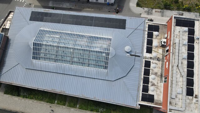 De nieuwe zonnepanelen op het Van Eyck-zwembad.