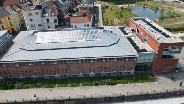 De nieuwe zonnepanelen op het Van Eyck-zwembad.