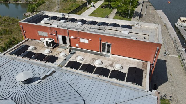 De nieuwe zonnepanelen op het Van Eyck-zwembad.