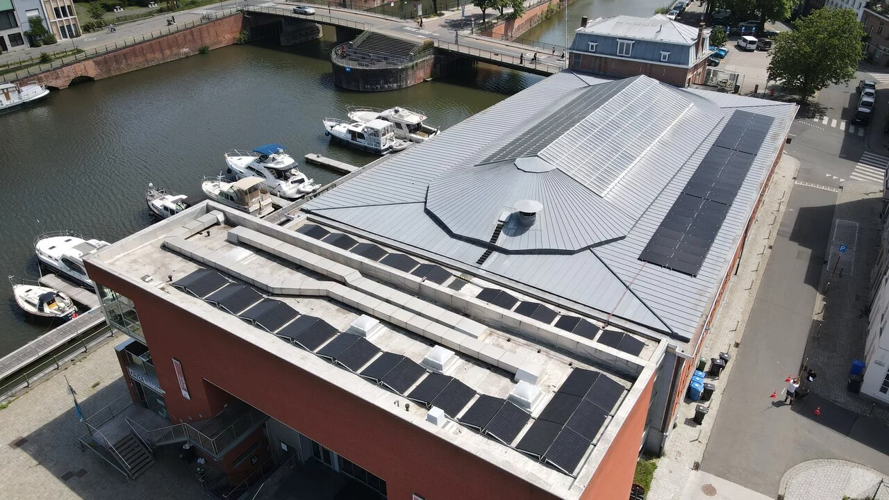 De nieuwe zonnepanelen op het Van Eyck-zwembad.