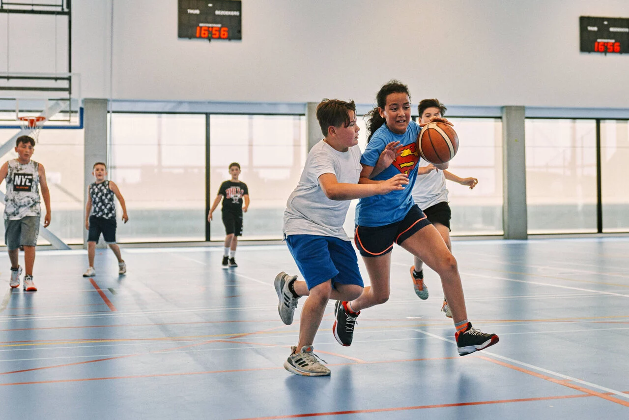 Jongeren tijdens een activiteit van Ghent Basketball.