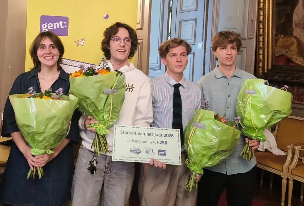 Jelle De Vreeze omringd door de andere laureaten tijdens de uitreiking.