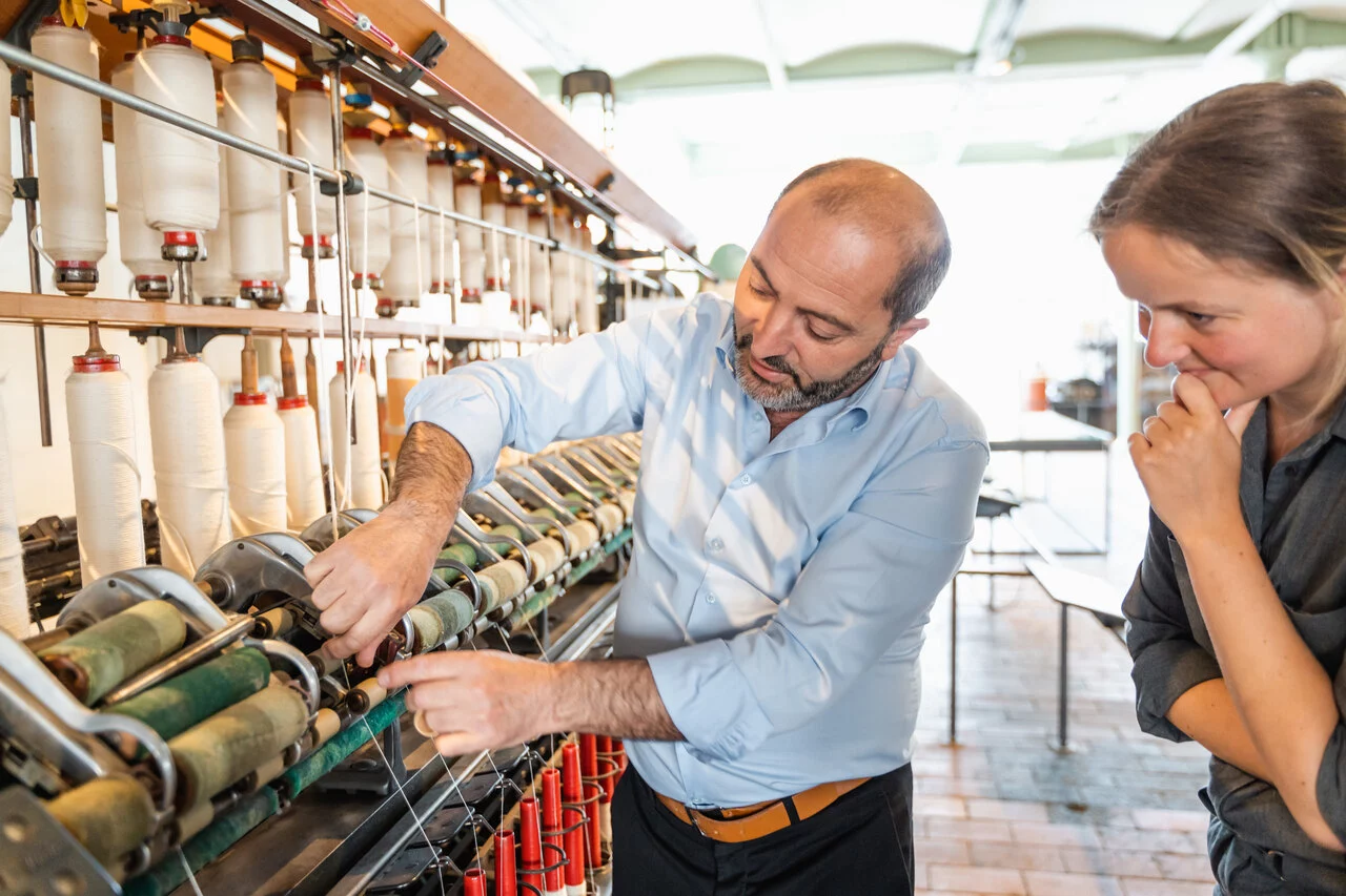 Oktay Sançak, gepensioneerd coördinator van de textielmachines, komt aan bod in aflevering twee van de podcast. © Corlazzoli