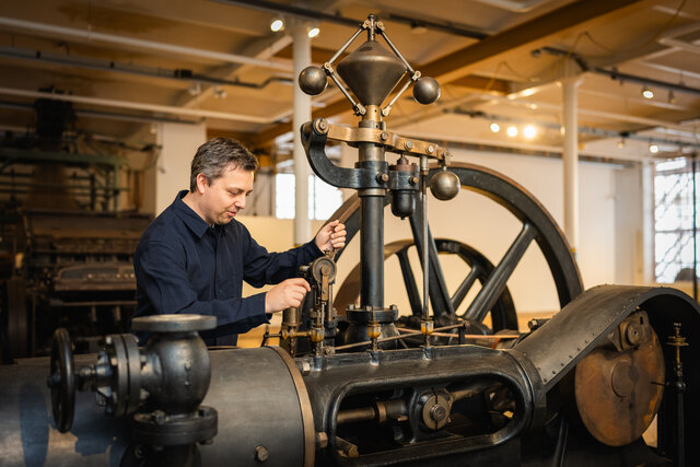 Robin Debo, medewerker in het Industriemuseum en stoomfanaat, vertelt in aflevering één over de betekenis van stoom in ons dagelijkse leven. © Martin Corlazzoli