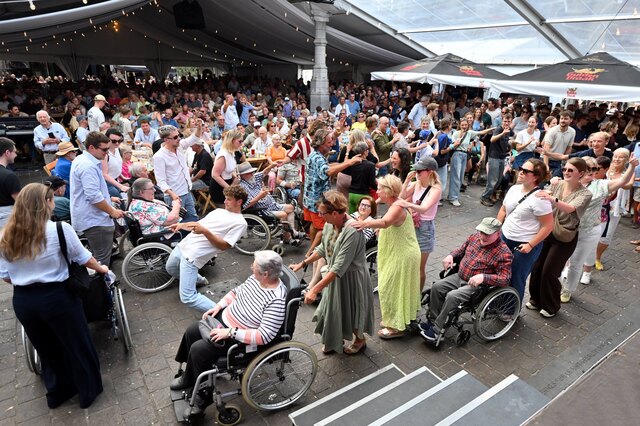 Oudere Gentenaars zijn overal welkom tijdens de Feesten, ook hier op het Veerleplein.