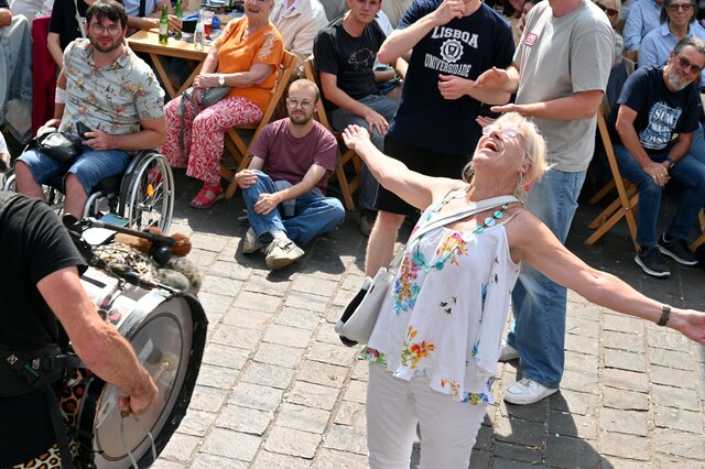 Feest bij de straatmuzikanten gisteren.