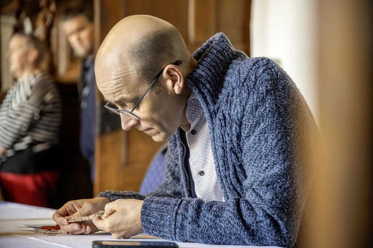 Expert Bart Van Acker aan het werk © Argus-Artexperts