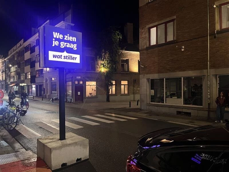 Een geluidsbord in de Sint-Jacobsnieuwstraat.