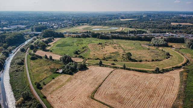 De noordelijke Gentbrugse Meersen. De vervallen hoeves zie je links bij de Schelde, even van elkaar verwijderd.