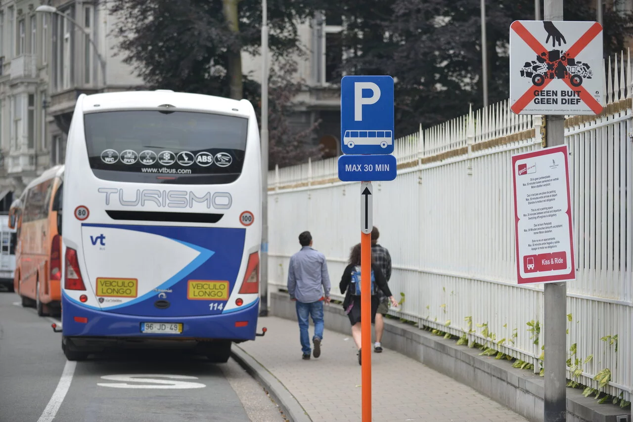 Een autocar in het centrum.