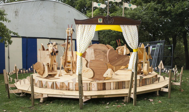 De houten carrousel op mankracht.