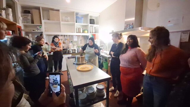 Vluchtelingenwerk Vlaanderen brengt vrouwen met en zonder vluchtverhaal samen voor kookactiviteiten. 