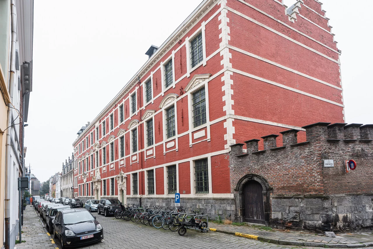 De Berg van Barmhartigheid, kant Abrahamstraat.