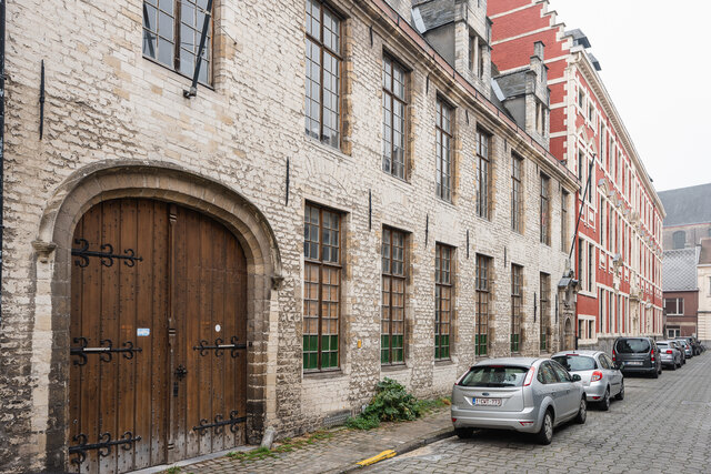 Ook dit gebouw is deel van de site.