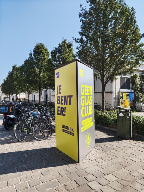 Een infozuil aan de Overpoortstraat.