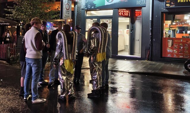 De (gl)astronauten deelden herbruikbare bekers uit.
