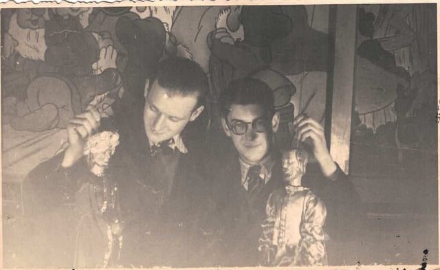 Spelers van Poppentheater Sneeuwwitje aan de slag in 1940. 