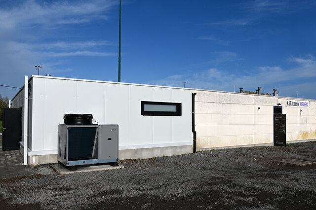 De nieuwe kleedkamers sluiten aan op het bestaande gebouw.