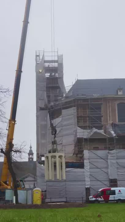 Werken aan de torenspits.
