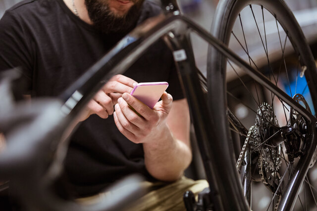Mann_Werkstatt_Smartphone.jpg