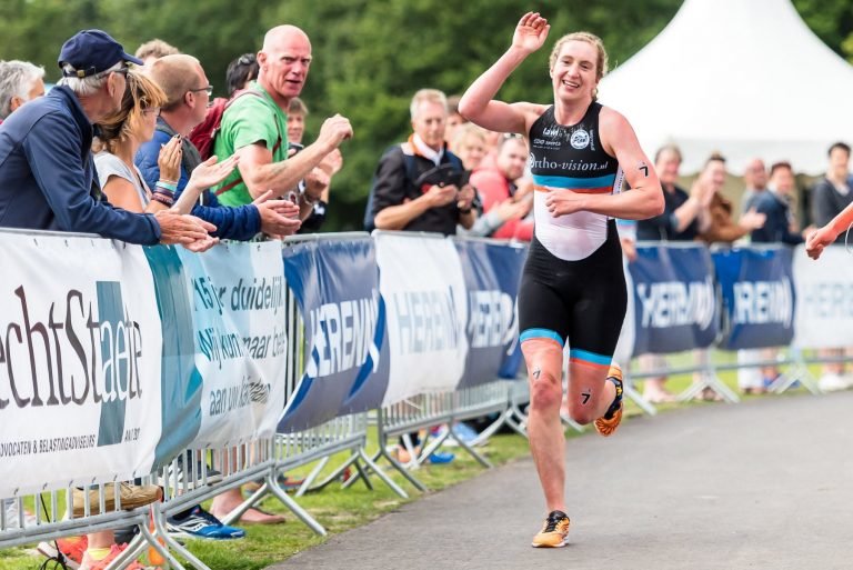 253438 sarissa de vries nk triathlon amsterdam 2017 foto sonja jaarsveld 768x513 d6634c large 1499918711