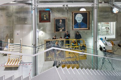 Inrichting eerste vitrine Depot Boijmans Van Beuningen. Foto: Aad Hoogendoorn