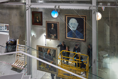 Inrichting eerste vitrine Depot Boijmans Van Beuningen. Foto: Aad Hoogendoorn