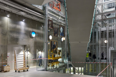 Inrichting eerste vitrine Depot Boijmans Van Beuningen. Foto: Aad Hoogendoorn