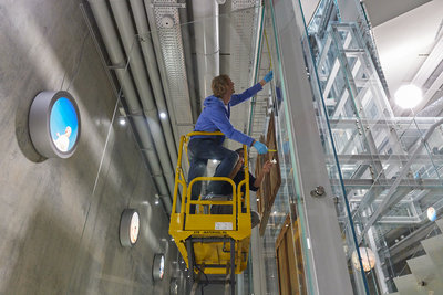 Inrichting eerste vitrine Depot Boijmans Van Beuningen. Foto: Aad Hoogendoorn