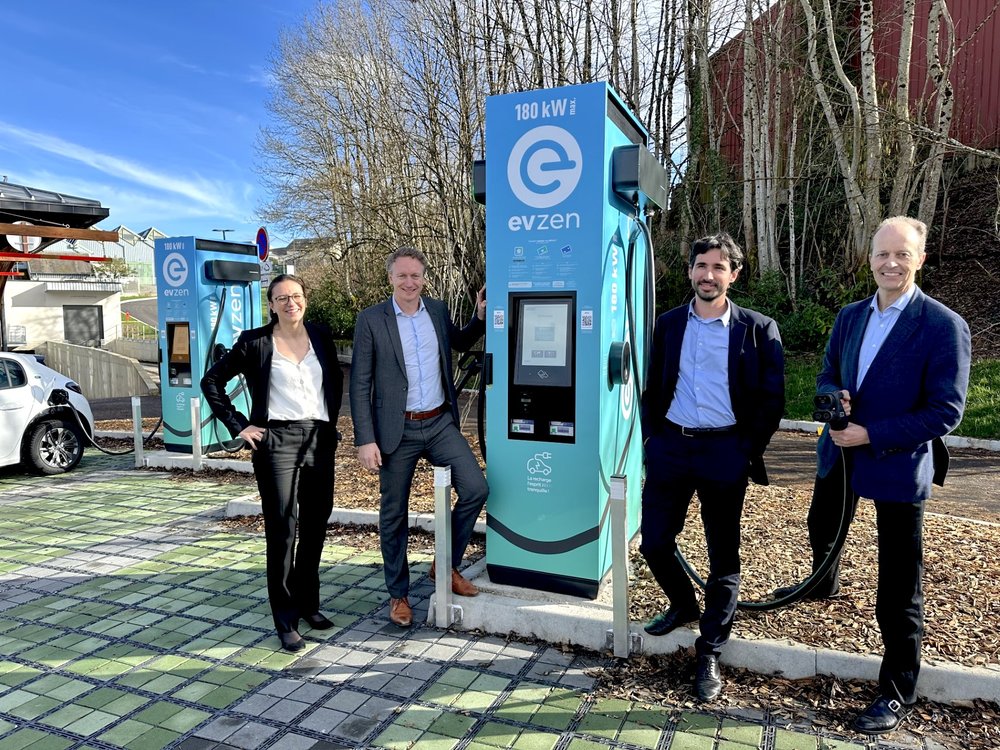 EVBox France Regional Director Amélie Trégouët, EVBox CEO Remco Samuels, SMEG Electric Mobility Director Anthony Dupont, and EVBox Head of Commercial Emmanuel Mignot at EVZen branded EVBox Troniq Modular  