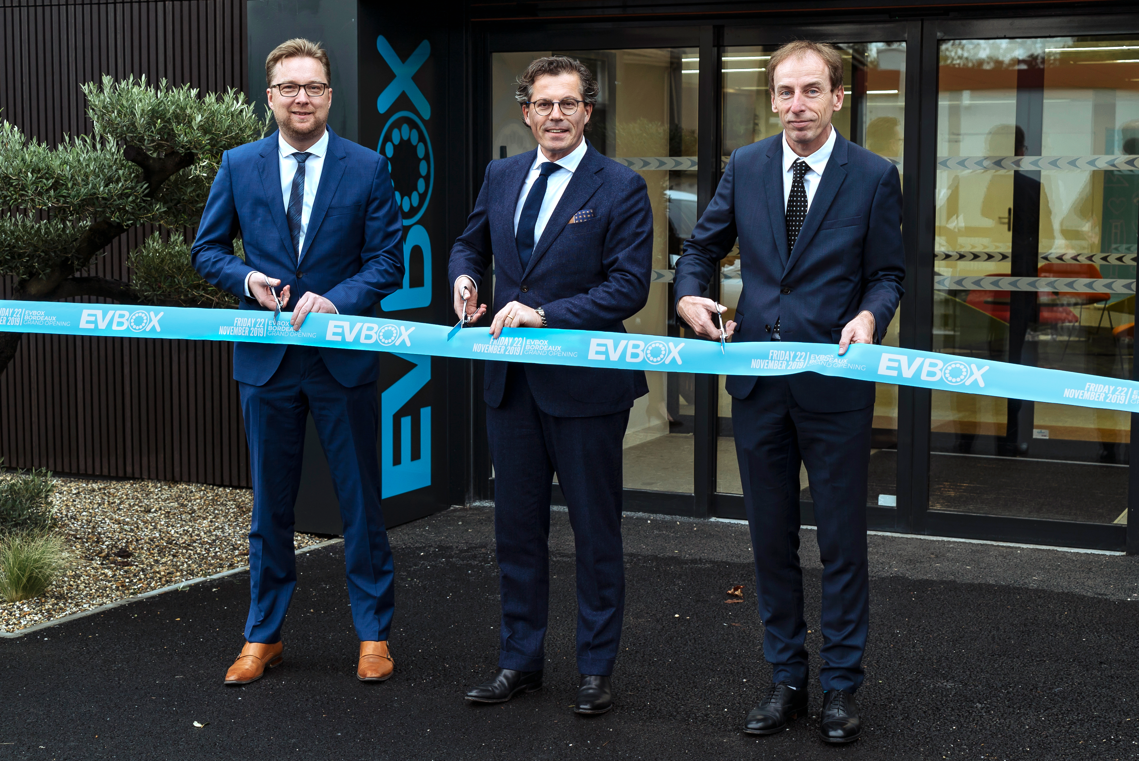 338699 evbox%20bordeaux%20opening%20ribbon%20cutting be655f original 1574670049