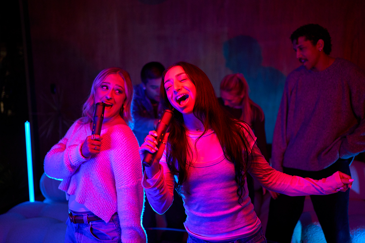 661881 jbl%20easysing%20mics%20lifestyle%20%283%29 2b0ea9 large 1773326387