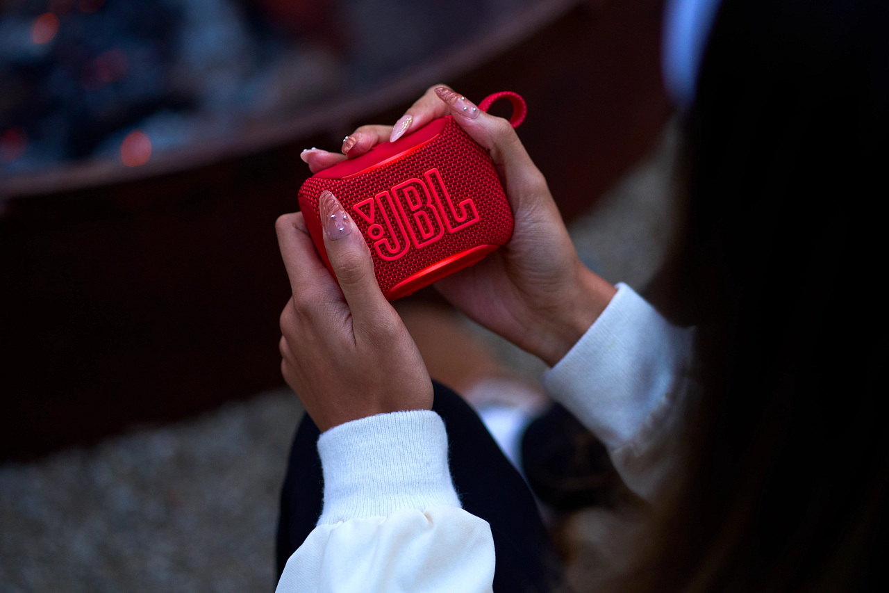 661913 jbl%20go%205%20lifestyle%20%283%29 23f736 large 1773329481