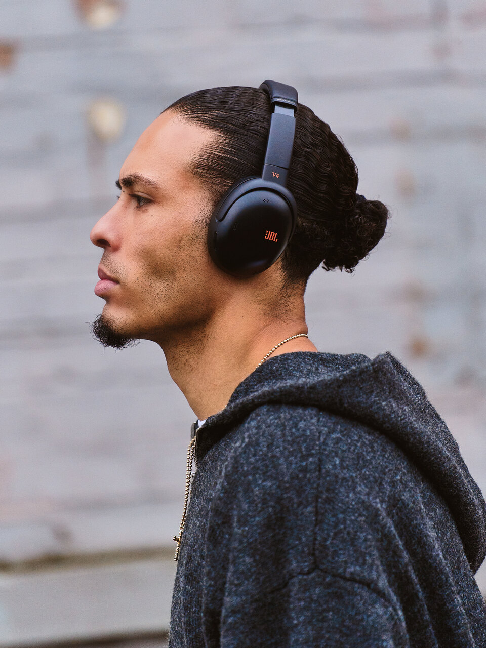 672029 virgil%20van%20dijk%20 %20headphone%201 f1e1ec large 1777994169