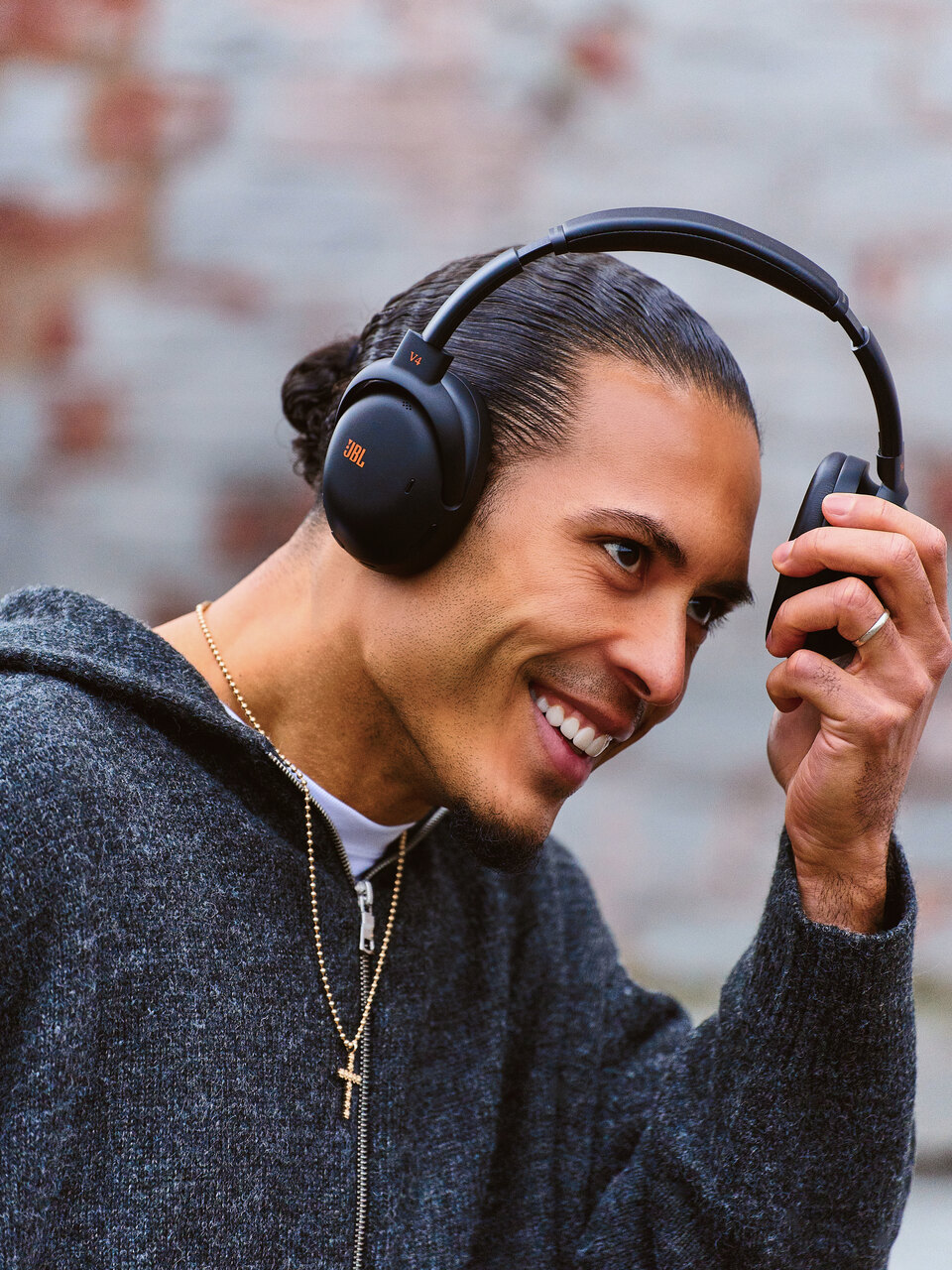 672030 virgil%20van%20dijk%20 %20headphone%202 cd21e4 large 1777994170