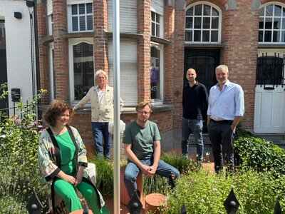 (vlnr) Schepen Hannelore Vanhoenacker, schepen Wout Maddens, Thomas Allaert, Sigert Defrancq en Tom Adins (c) Kortrijk 