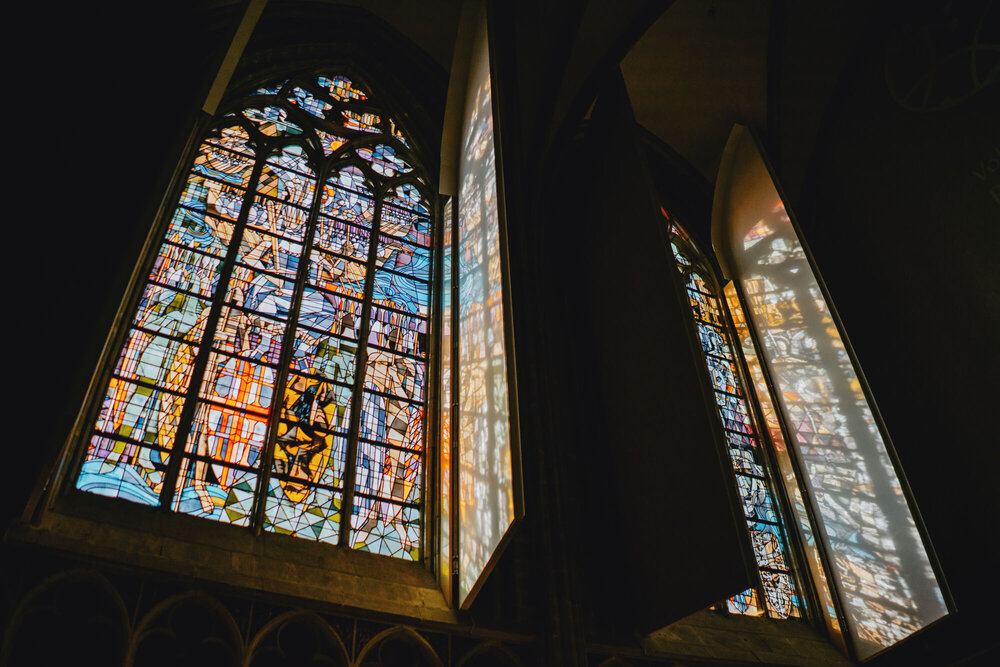 Sprankelend vakmanschap: Glas-in-lood demonstratie in de Onze-Lieve-Vrouwekerk © Stad Kortrijk