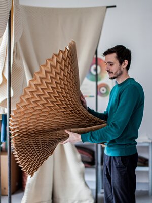 Dewi Brunet is een kunstenaar die zich toelegt op vouwtechnieken in uiteenlopende materialen en toepassingen. © Heloïse Rouard