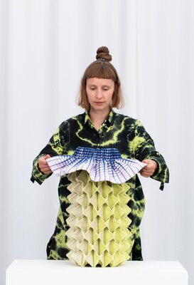 Emilie Palle Holm onderzoekt in haar Oriori-sculpturen de mogelijkheden van 3D-weven om hedendaagse centerpieces te creëren. (c) Emilie Palle Holm