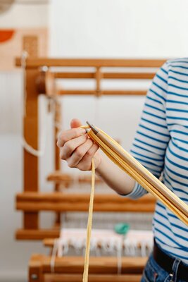 Keper- en satijnbinding, ketting- en inslageffect hebben na de tweedaagse workshop met Annie en Lieve geen geheimen meer voor jou. (c) Pexels - Karolina Grabowska