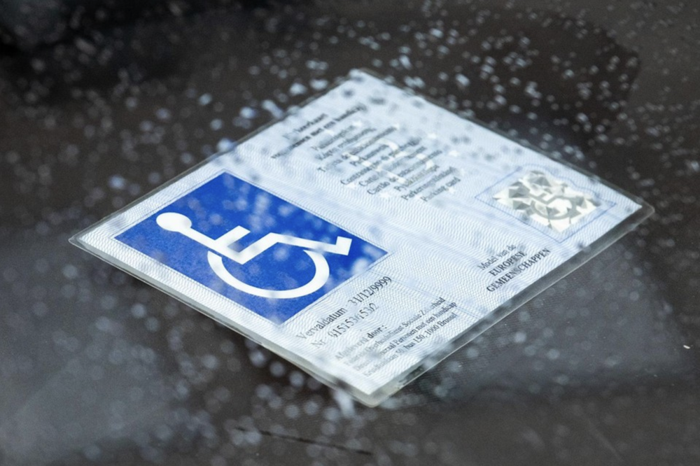 Illustratiebeeld parkeerkaart voor personen met een handicap 
