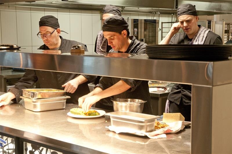 Cursisten worden opgeleid in de keuken van VORK