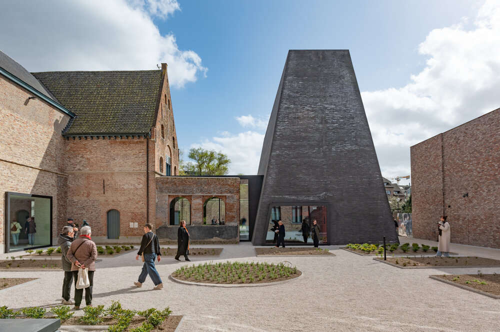 Een moestuin met eetbare en medicinale kruiden, groenten en bloemen heeft altijd deel uitgemaakt van deze historische site. De tuin van Abby zet deze traditie verder, en plant daarnaast via kunst nieuwe zaadjes voor schoonheid en troost. (c) Stad Kortrijk - fotograaf David Barbe