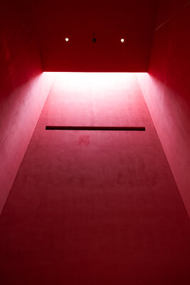 In het warme baarmoederrood van Abby Café ontmoeten kunst, erfgoed, gastronomie en gastvrijheid elkaar. (c) Stad Kortrijk - fotograaf David Barbe