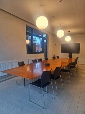 De vergaderzaal voor max 15 personen kan voortaan ook door verenigingen gehuurd worden