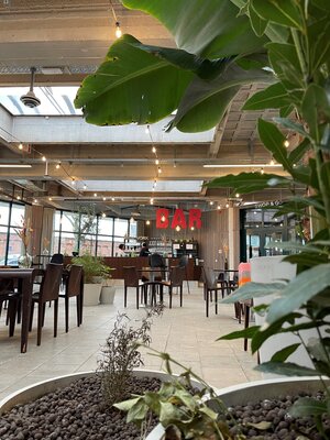 De centrale hal vormt op woensdag een levendige plek en is nu ook te huur voor verenigingen