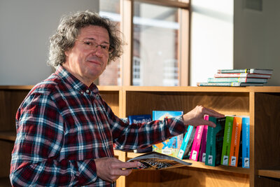 De Minne met bibliothecaris Kurt De Tollenaere (c) Kortrijk