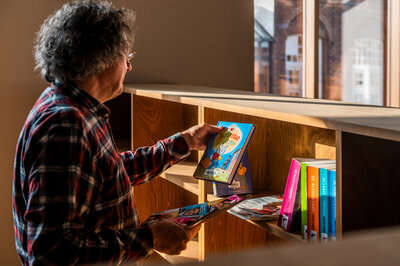 De Minne met bibliothecaris Kurt Detollenaere (c) Kortrijk