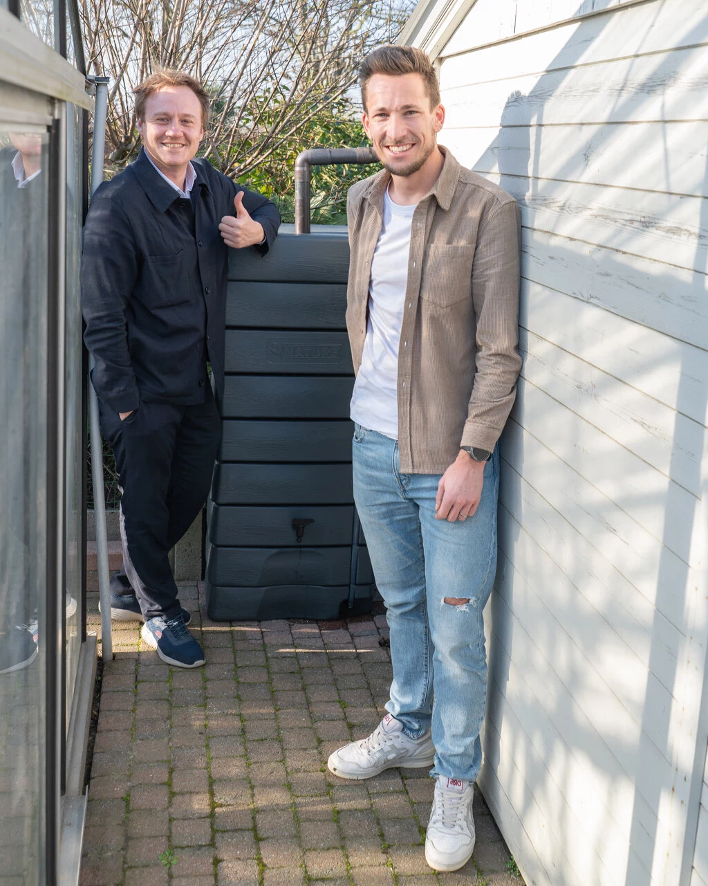 Schepen Maxim Veys en Balder Vermeulen uit Aalbeke die intekende op de groepsaankoop regentonnen (c) Kortrijk