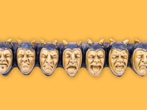 Kinderen tot 12 jaar bezoeken gratis de tentoonstelling 'Coup de théâtre. A Play of Clay', met speelse, theatraal opgestelde keramiekstukken. (copyright) Stad Kortrijk